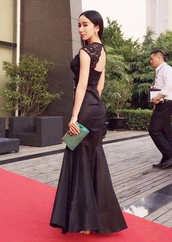 原创 娄艺潇脸P的那么小，显得脖子好粗，后背肌肉多很壮实！
