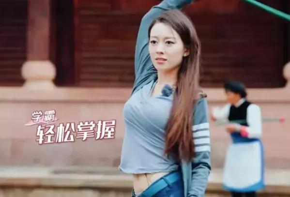吉娜郎朗学跳民族舞，当她把身体弯成“半圆形”，这谁能抵抗？
