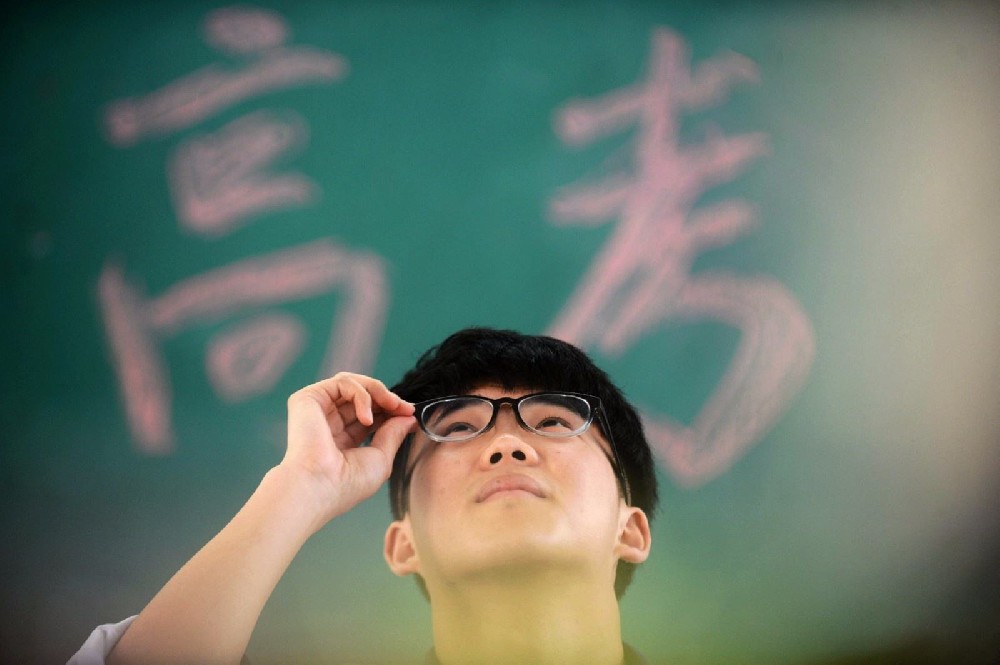 报考十月联考在职研究生需要工作多少年?